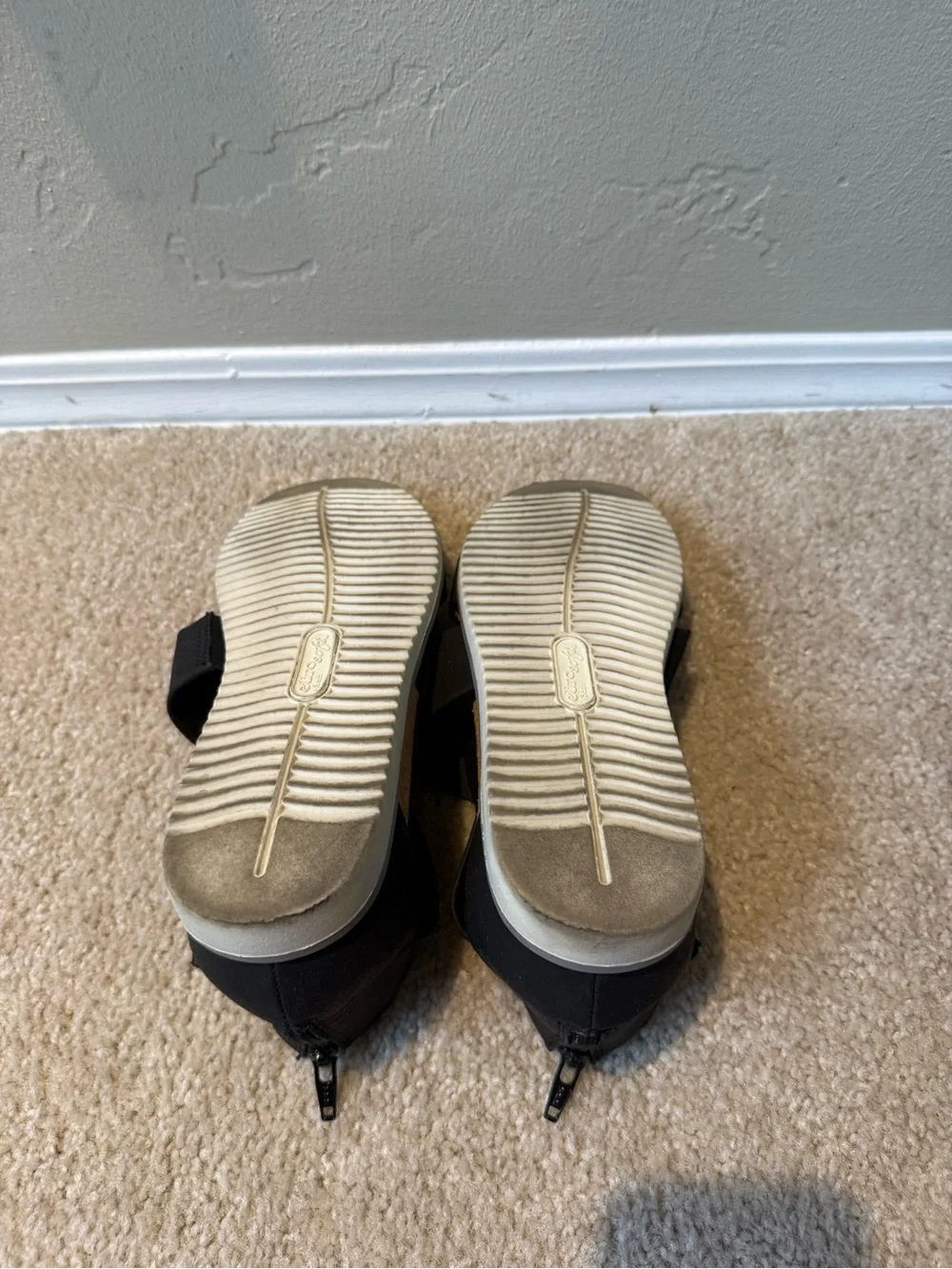 Like NEW Eurosoft Comfortable black leather sandal